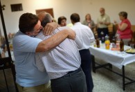 Francisco Gea Ramos abraza a un compañero de su parroquia.